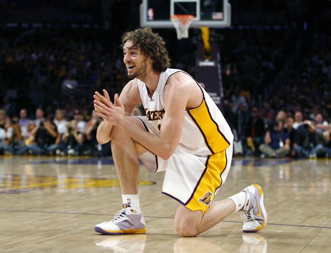 Pau Gasol celebra la victoria ante los Rockets en la semifinal de los play-off de la Conferencia Oeste