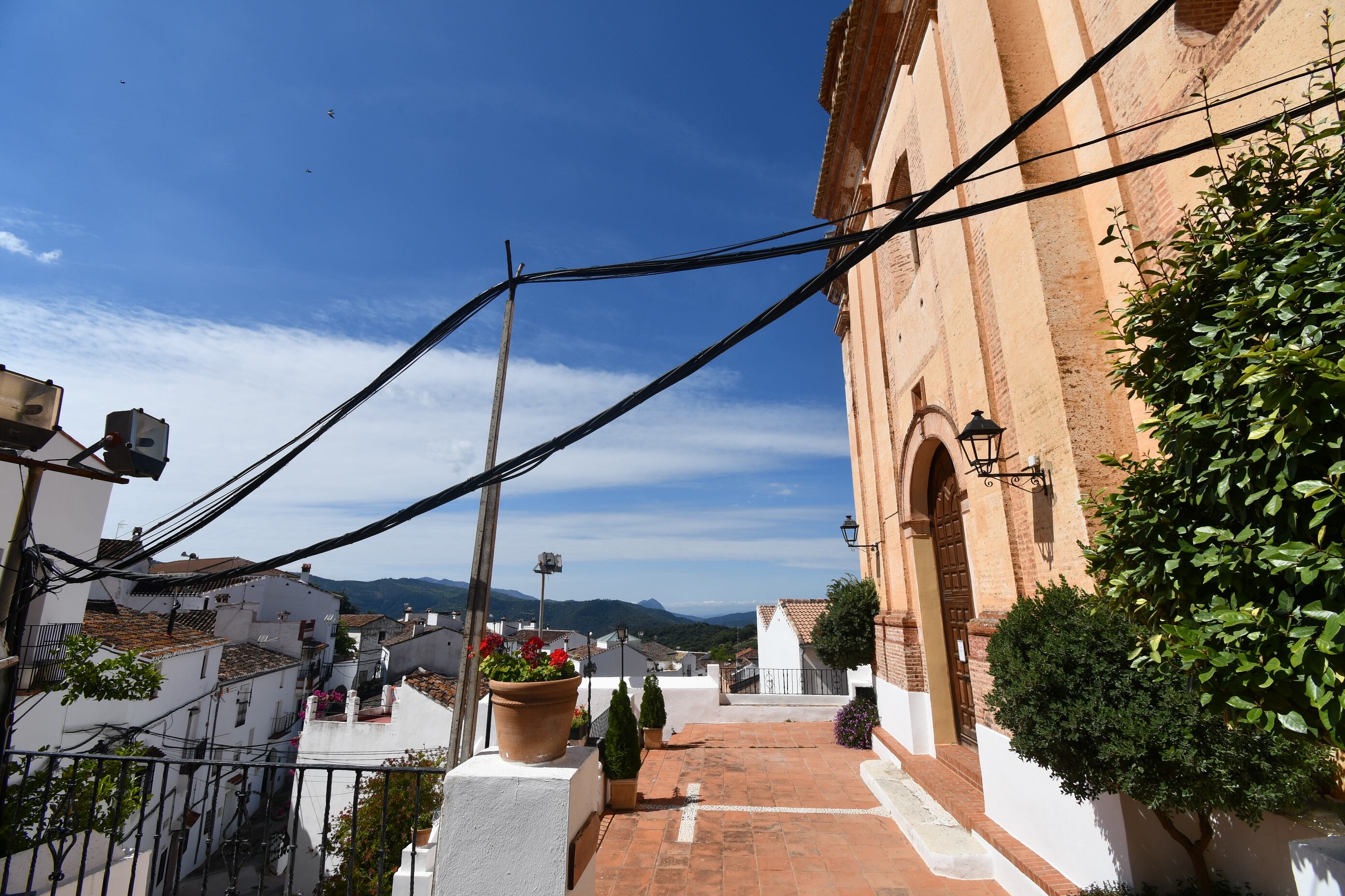 Cableado frente a la iglesia de San Antonio de Padua en Alpandeire