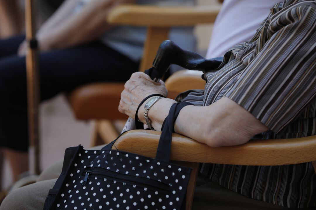 Las manos de una anciana en una residencia