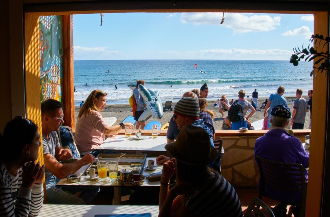 Turistas en un local a pie de playa en Tenerife 