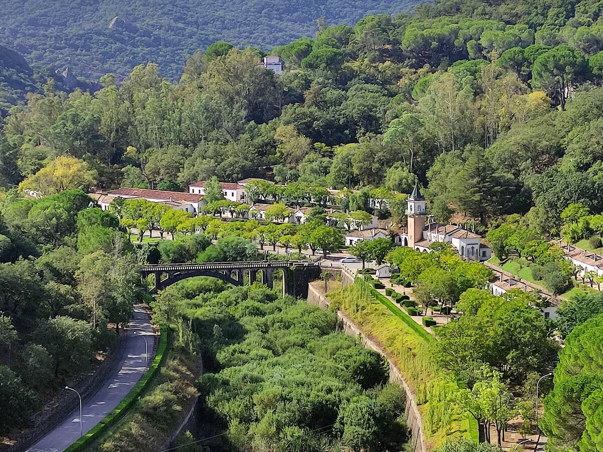 Hoy nos paseamos por la presa y el poblado de los Hurones