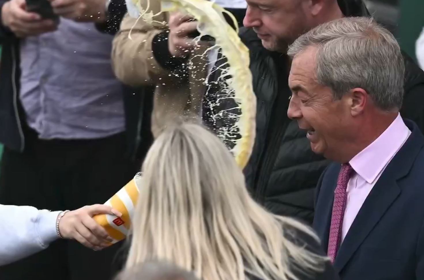 Nigel Farage, líder del partido antiinmigración británico Reform UK, segundos antes de lanzarle un batido a la cara.