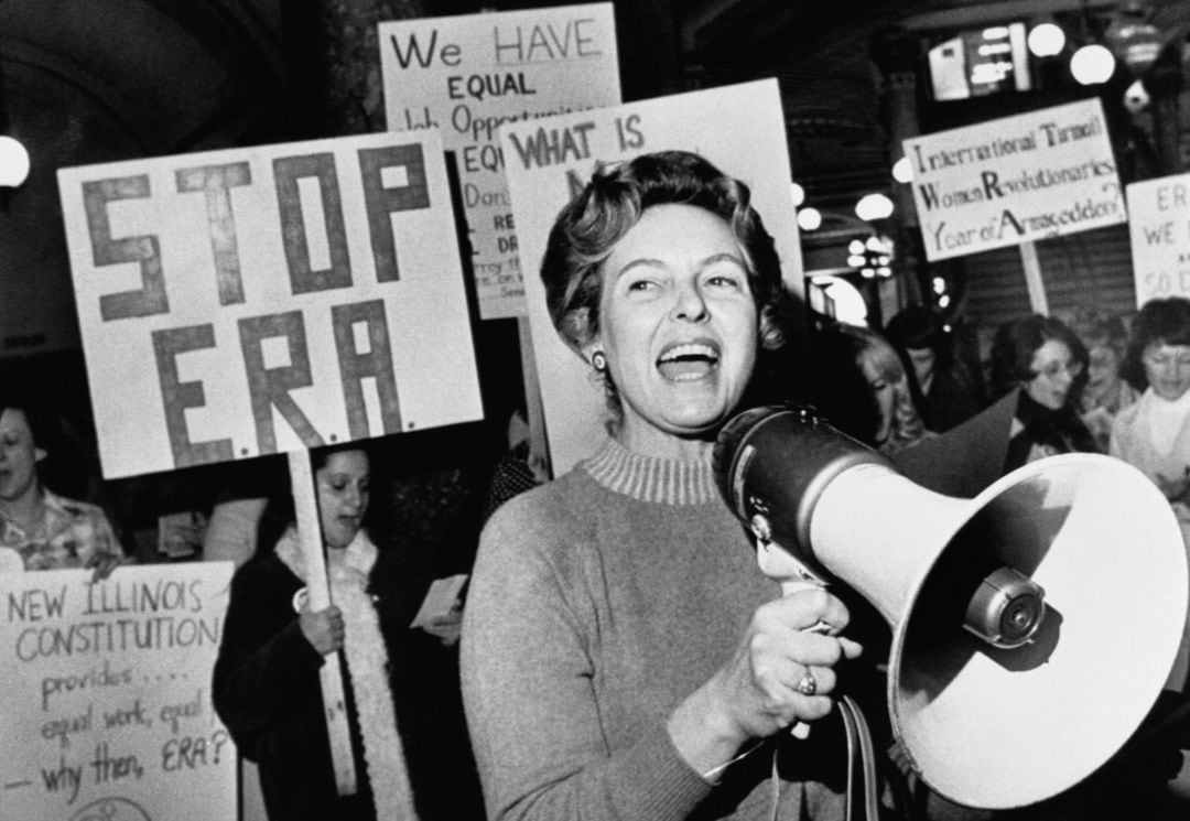 Phyllis Schafly lidera el movimiento de oposición a la ERA, la Enmienda de Igualdad de Derechos que busca la igualdad entre hombres y mujeres, en 1976.