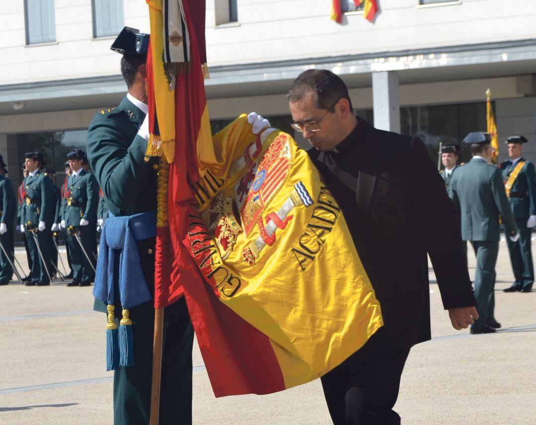 Pablo Lucena besando la bandera española, en 2018, en las bodas de plata de la promoción de la Guardia Civil en Aranjuez