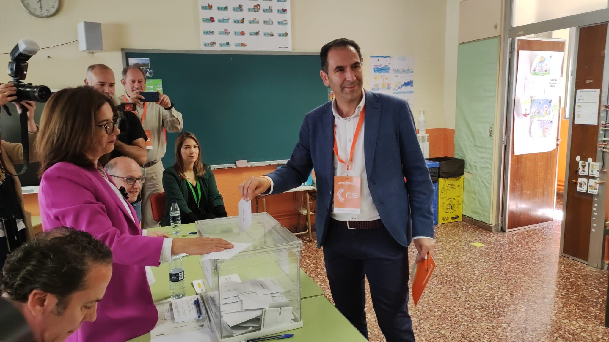 Mario Simón, candidato de Ciudadanos y actual alcalde ejercita su derecho al voto