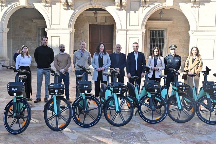 Nuevo servicio de alquiler de bicicleta eléctrica compartido, que se inicia con 100 unidades y en un mes contará con 600 bicicletas, ubicadas en 400 puntos de aparcabicis distribuidos en el término municipal.