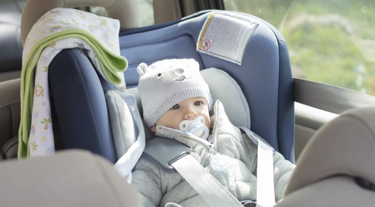 La recomendación de quitar el abrigo al bebé en el coche no es por calor, es por seguridad