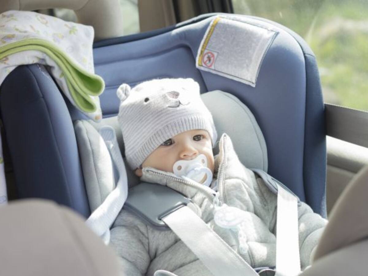 La mitad de los padres ponen en riesgo a sus hijos al montarles en el coche con abrigo