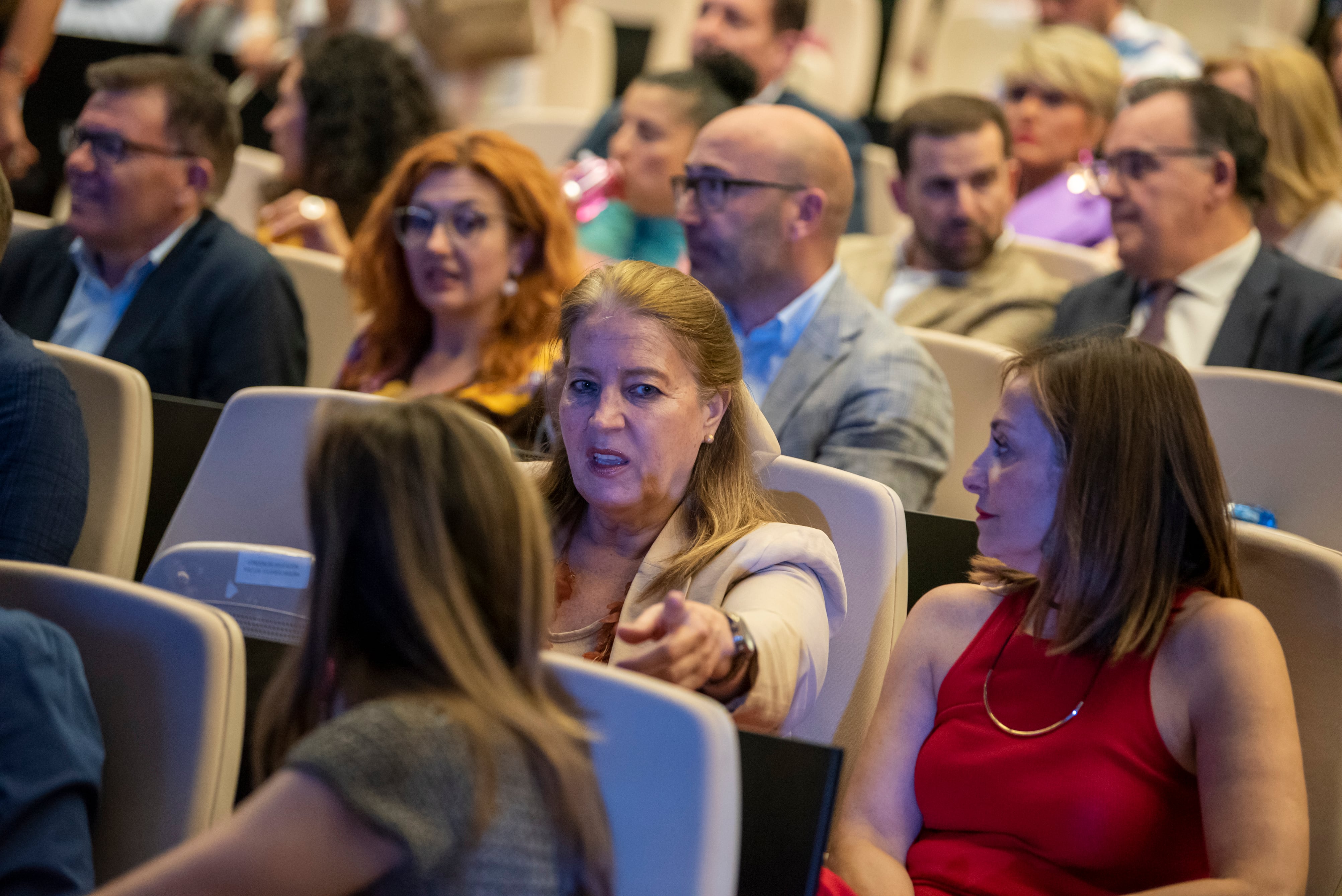 Autoridades y representantes de diversas entidades durante la gala del 90 aniversario de Radio Albacete.