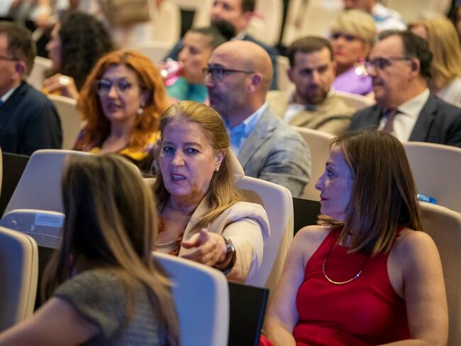 Autoridades y representantes de diversas entidades durante la gala del 90 aniversario de Radio Albacete.