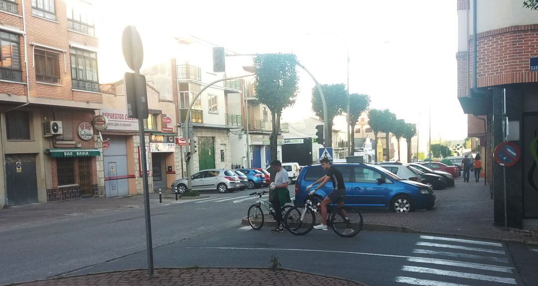 Varias personas hacen deporte y pasean por Cuéllar ayer domingo