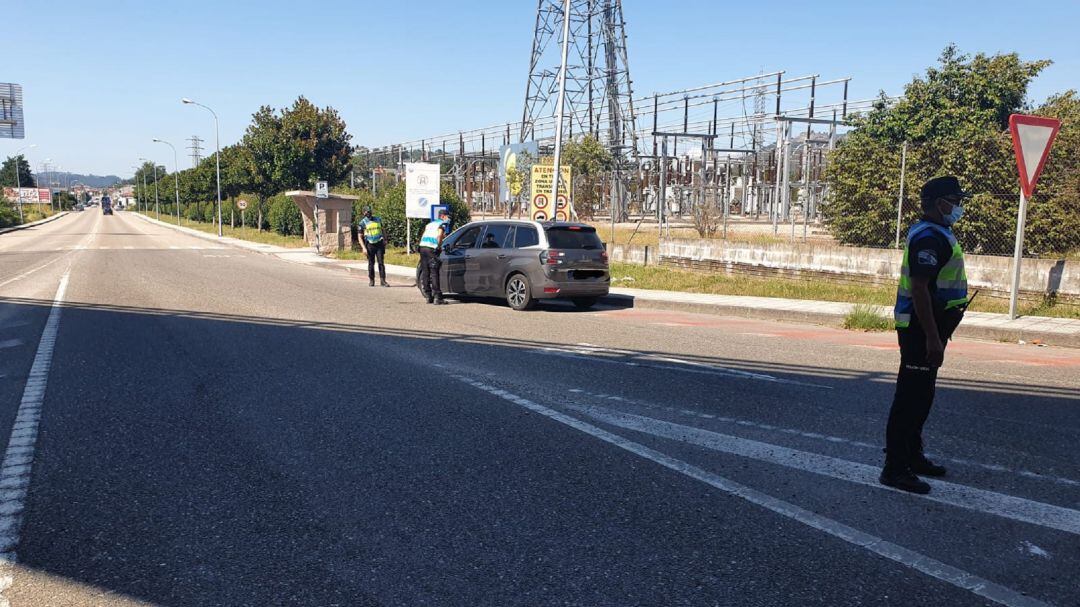 Control de la Policía Local de O Porriño en una carretera del municipio.