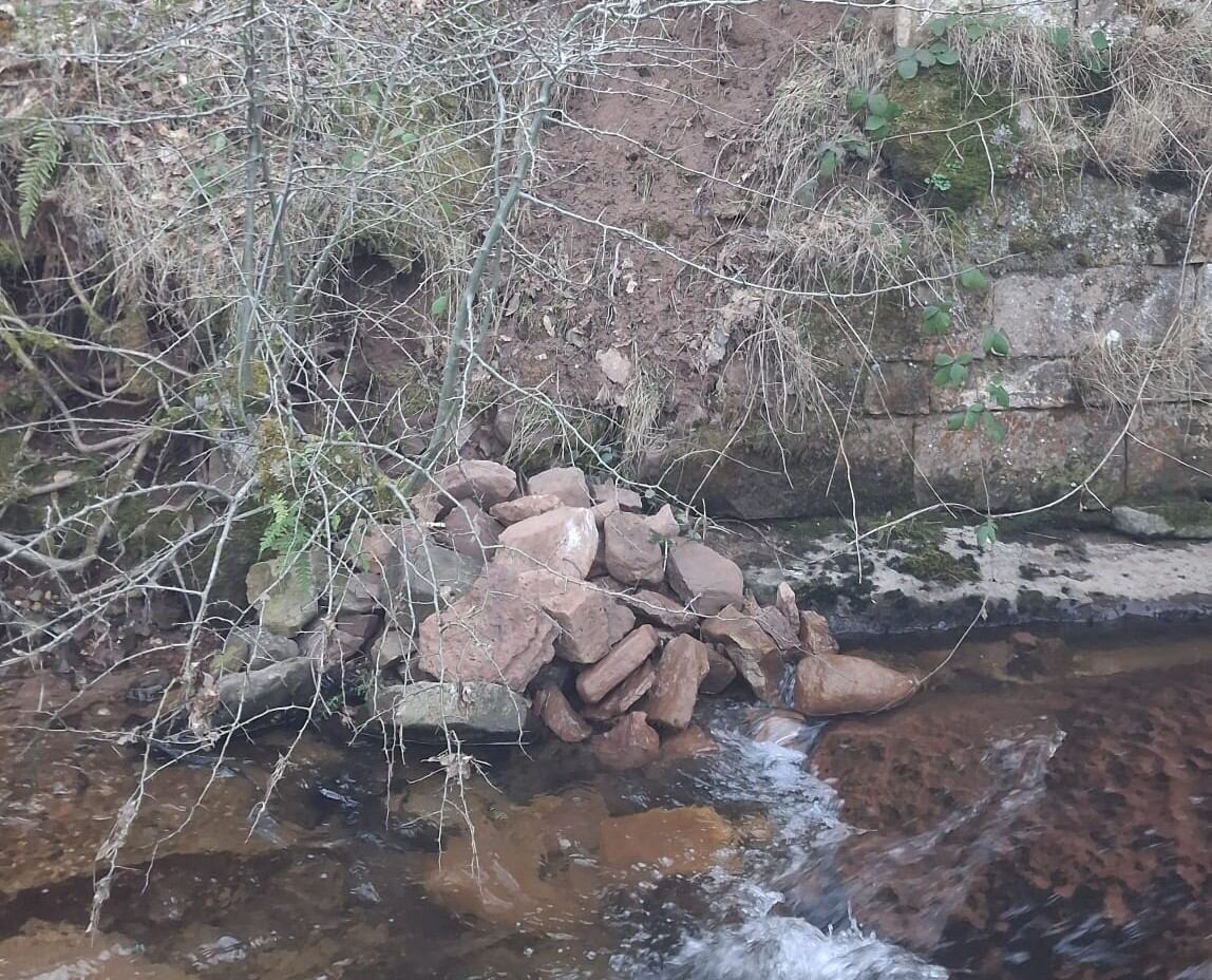 Desprendimiento en el Puente de Rojadillo sobre el río Camesa