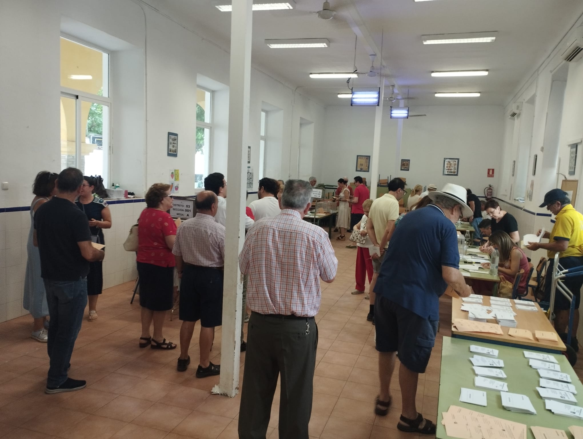 Votaciones en el CEIP López Diéguez esta mañana, en las elecciones generales del 23 de julio.