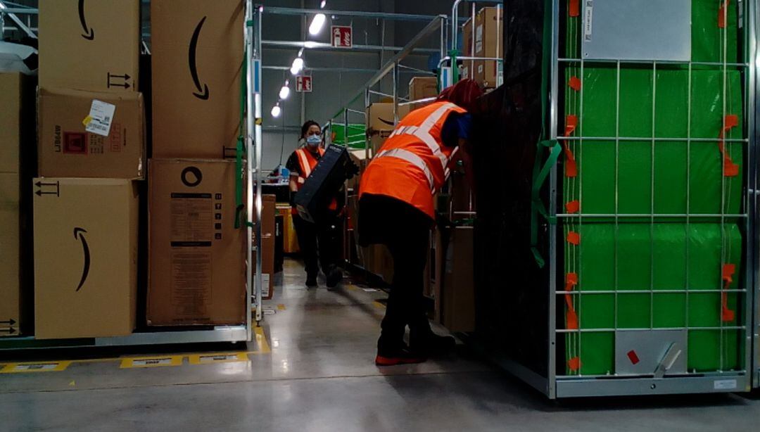 La estación logística de Amazon, de última milla, distribuye hata 20.000 paquetes al día