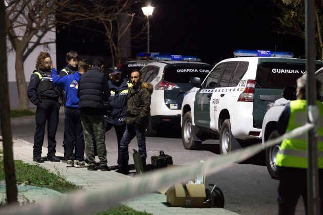 Miembros de la Guardia Civil conversan con vecinos de la barriada de La Fuensanta de localidad malagueña de Coín, donde esta tarde han fallecido dos personas y otras dos han resultado heridas tras una pelea multitudinaria con armas blancas