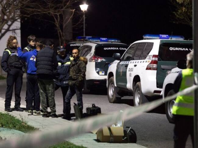 Miembros de la Guardia Civil conversan con vecinos de la barriada de La Fuensanta de localidad malagueña de Coín, donde esta tarde han fallecido dos personas y otras dos han resultado heridas tras una pelea multitudinaria con armas blancas