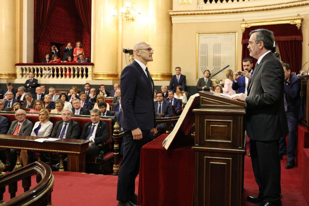  El exconsejero de Asuntos Exteriores de la Generalitat y preso independentista Raül Romeva (ERC), frente al nuevo presidente del Senado, Manuel Cruz (PSOE),  durante la constitución de la XIII Legislatura del Senado 