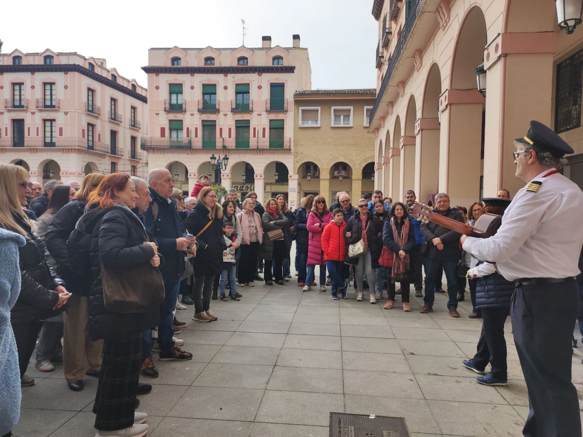 El ambiente festivo y familiar de la Cincomarzada se traslada a Huesca