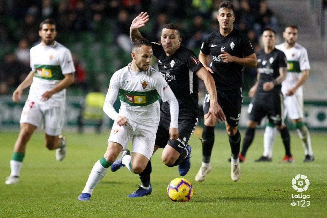 El jugador del Elche Iván Sánchez se va de un rival