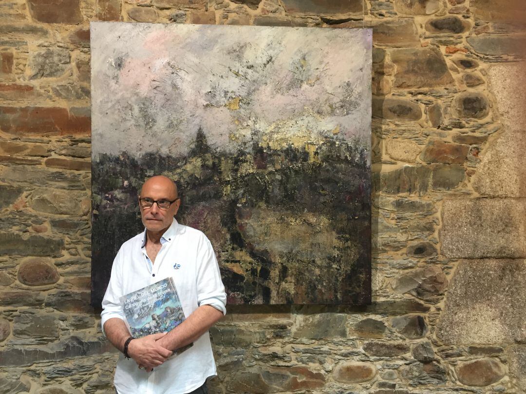 El artista de Ponferrada junto a una de las obras de su exposición, ‘La piel del mundo. Cartografía de la bruma’.