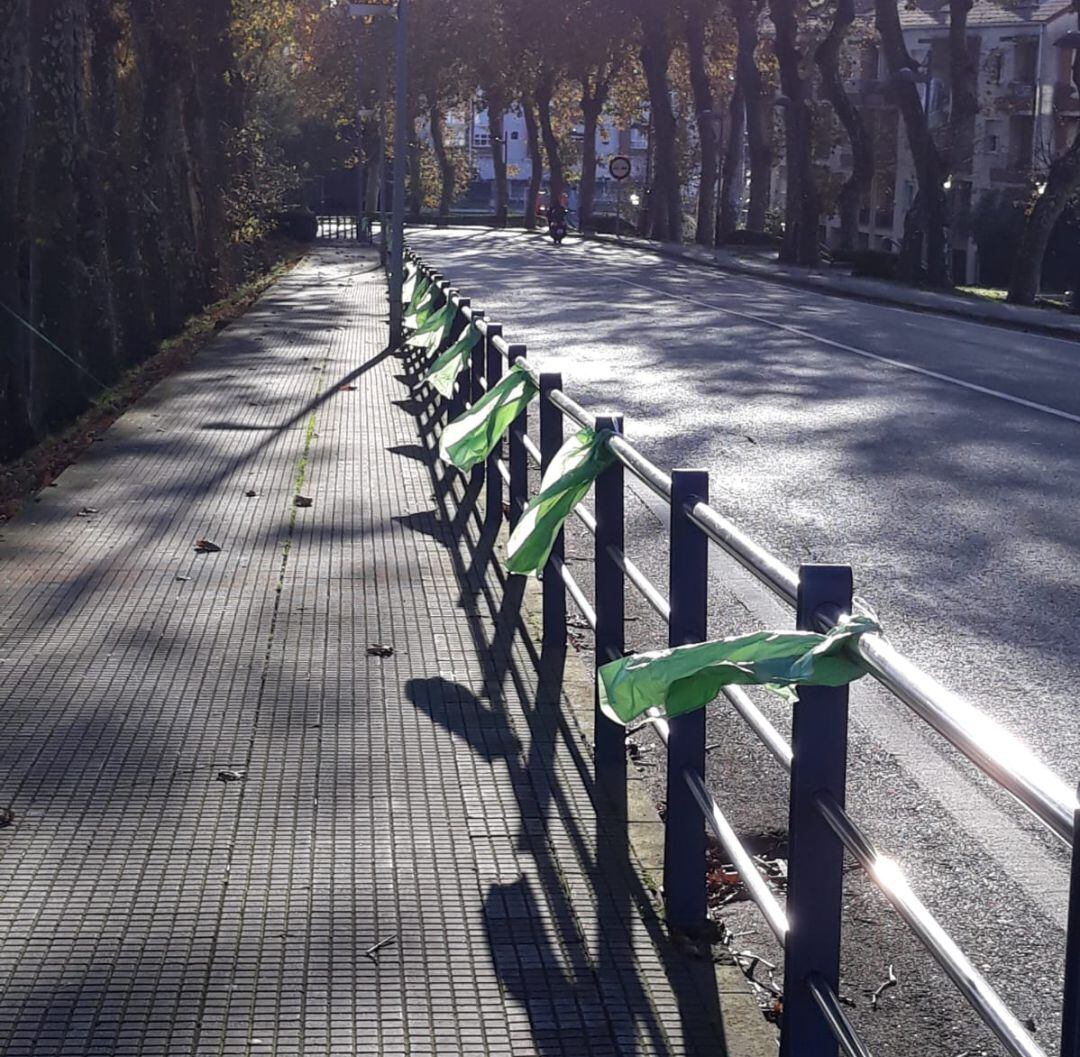 Los vecinos han instalado bolsas de basura verde en sus casas y en las calles de Guarnizo.