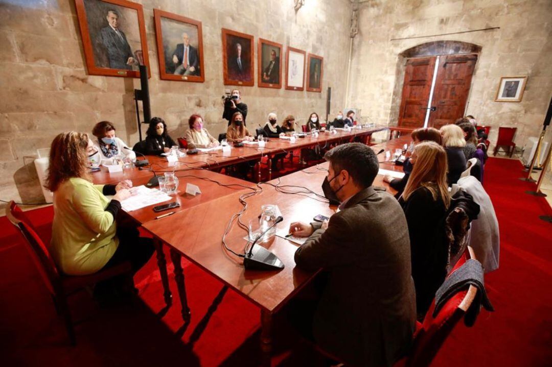 Reunión con motivo del día Internacional de la Eliminación de la Violencia contra las Mujeres para analizar la situación actual de la violencia de género