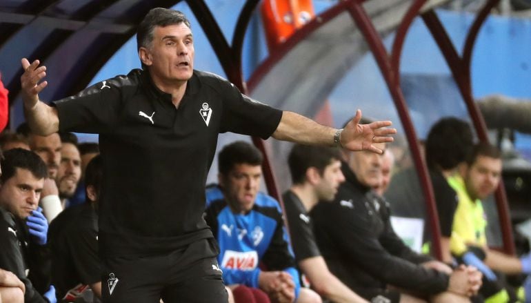 Mendilibar parece pedir explicaciones a sus jugadores en el partido contra la Real