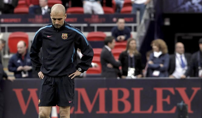 El entrenador del FC Barcelona, Josep Guardiola durante el entrenamiento que el equipo ha realizado esta tarde en el estadio de Wembley