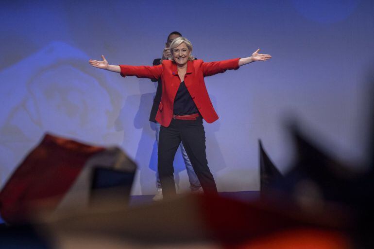 La candidata a la presidencia de Francia por el partido Frente Nacional (FN), Marine Le Pen, saluda a sus simpatizantes durante una concentración de campaña electoral en París (Francia). 