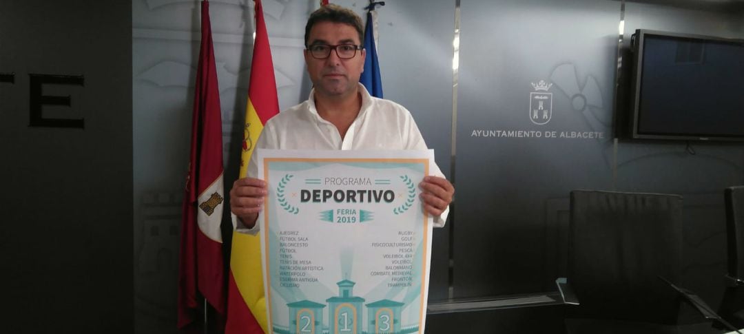 Modesto Belinchón, concejal de deportes, con el cartel del programa