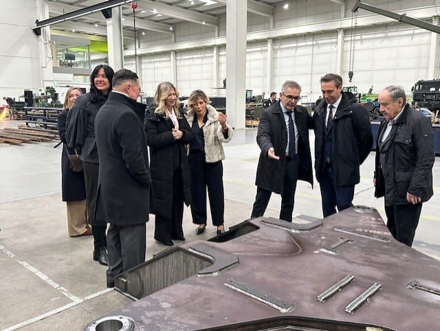Roberto Garzo, director general de Up Lifting Vertical, muestra las instalaciones a las autoridades