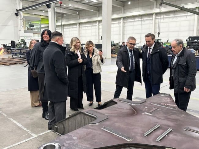 Roberto Garzo, director general de Up Lifting Vertical, muestra las instalaciones a las autoridades