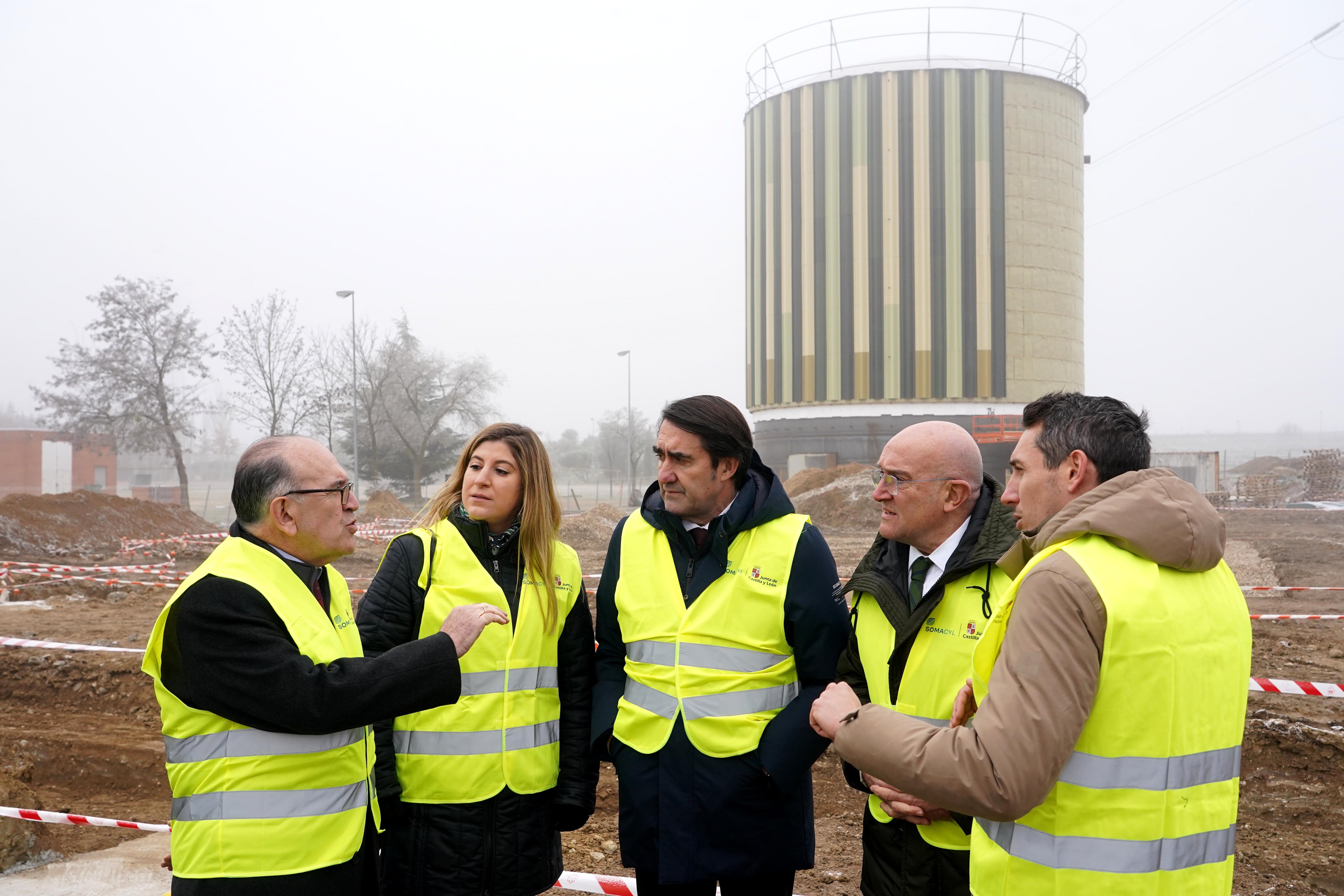 El consejero de Medio Ambiente, Vivienda y Ordenación del Territorio, Juan Carlos Suárez-Quiñones, firma el protocolo de la Red de Calor con el alcalde de Valladolid, Jesús Julio Carnero, y ambos atienden a los medios. Posteriormente, sobre las 11.15 horas, ambos visitan las obras. Punto de encuentro: rotonda c/ Padre José Acosta con Avenida Mundial 82, junto al Punto Limpio.