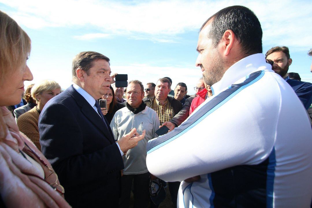 El ministro de Agricultura, Luis Planas, con agricultores de Níjar (Almería).