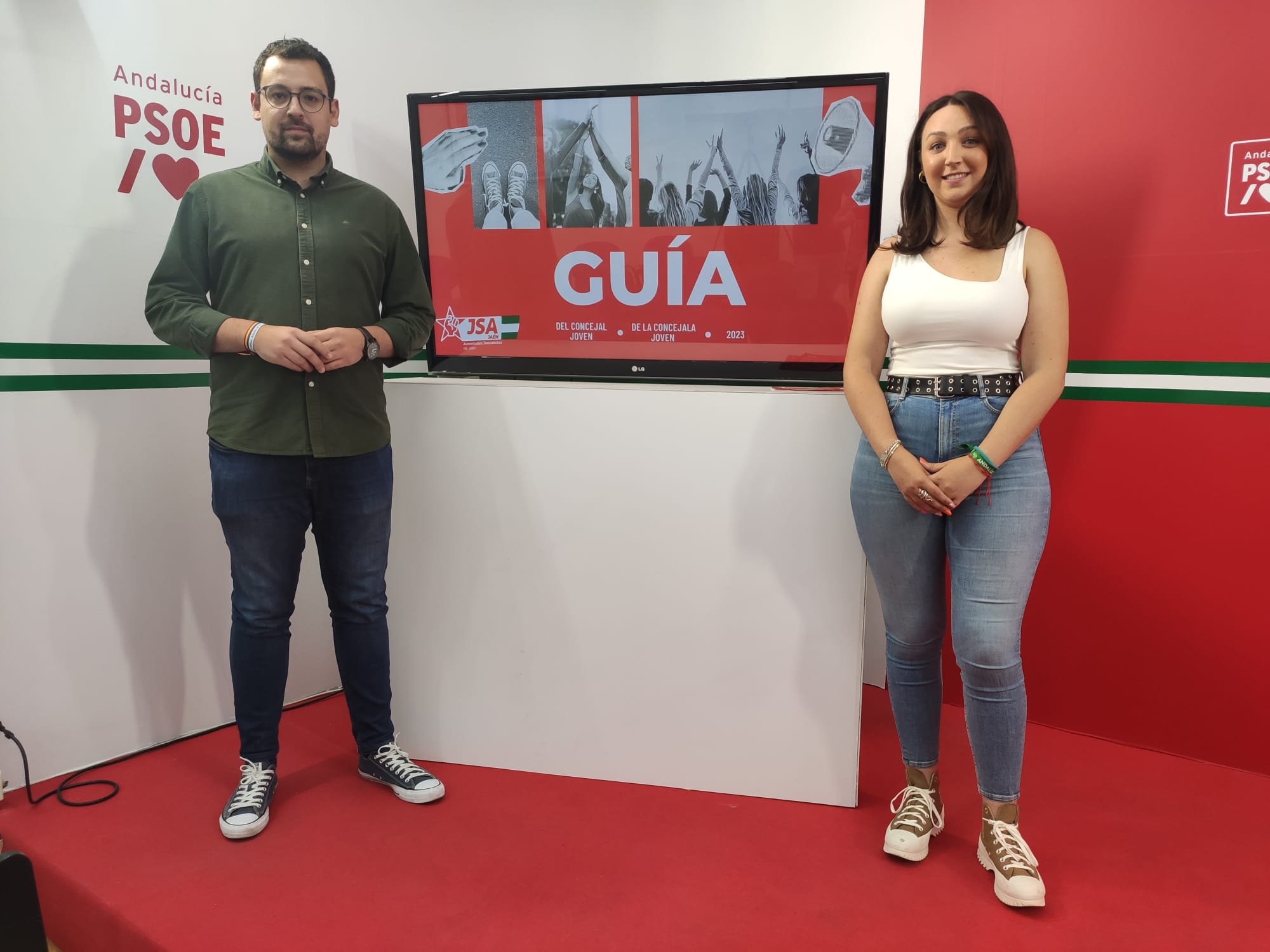 El secretario general de juventudes en la provincia, Lázaro Martínez, junto a María Dolores Ruiz Sánchez del área de política municipal socialista, durante una rueda de prensa