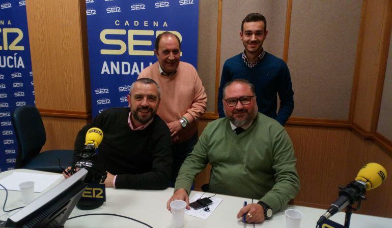 Paco García y Manolo Romero, sentados, junto a José María Terrero y Pablo Lastrucci tras la tertulia de Cruz de Guía