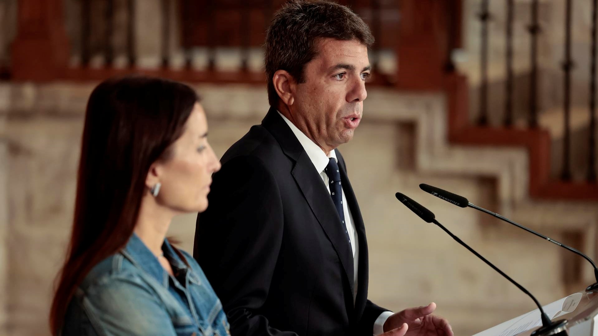 El president de la Generalitat Valenciana, Carlos Mazón, y la consellera de Hacienda, Economía y Administración Pública, Ruth Merino.