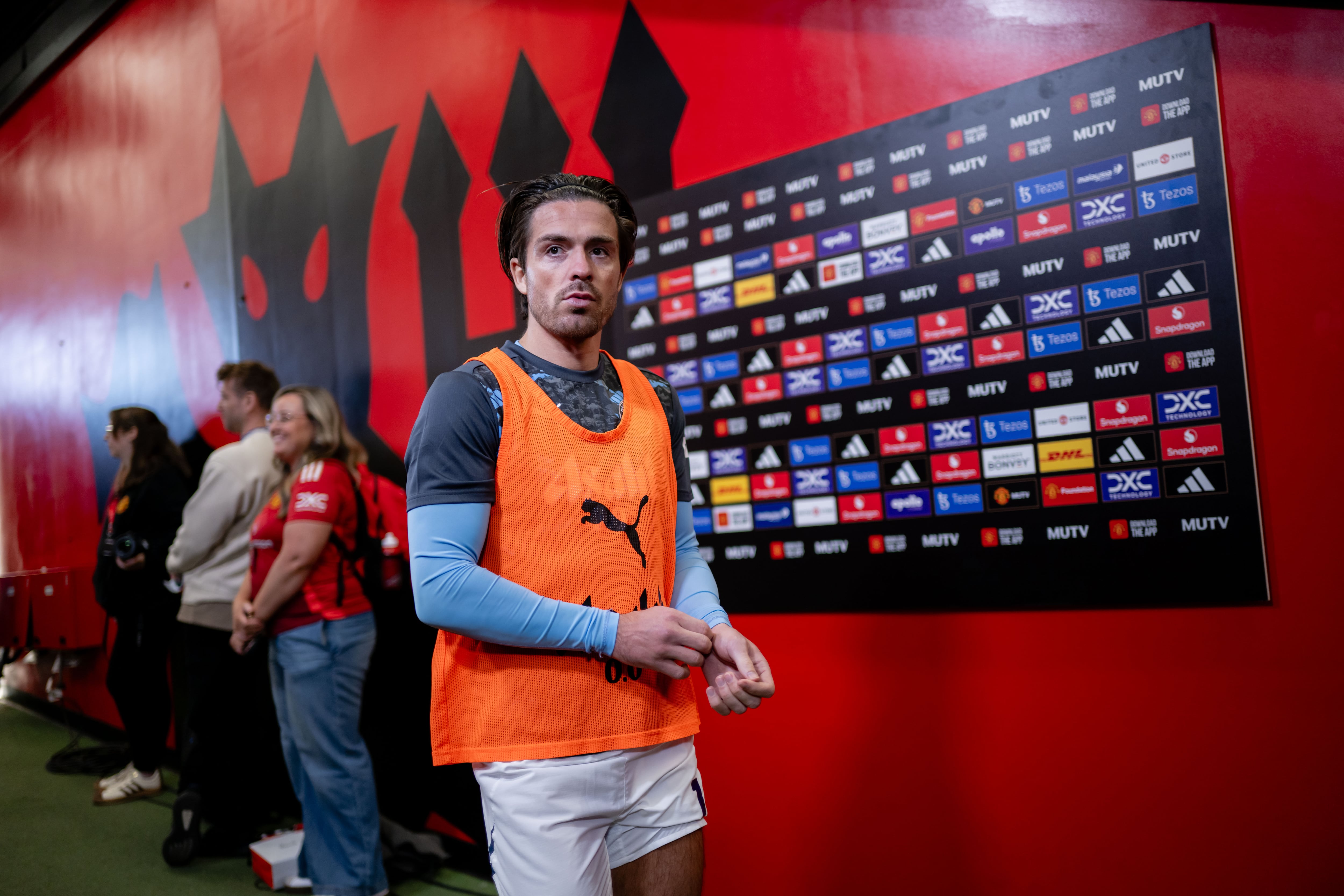 Jack Grealish, en el túnel de vestuarios durante el derbi de Manchester de Premier League