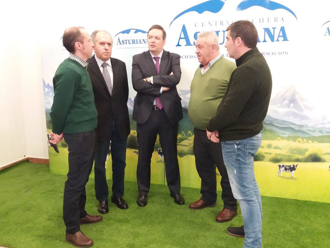 El Presidente de CLAS, Bertino Velasco, y su Director General, Francisco Sanmartín, conversan con otros responsables de la sociedad tras comunicar el preacuerdo alcanzado sobre Biogastur