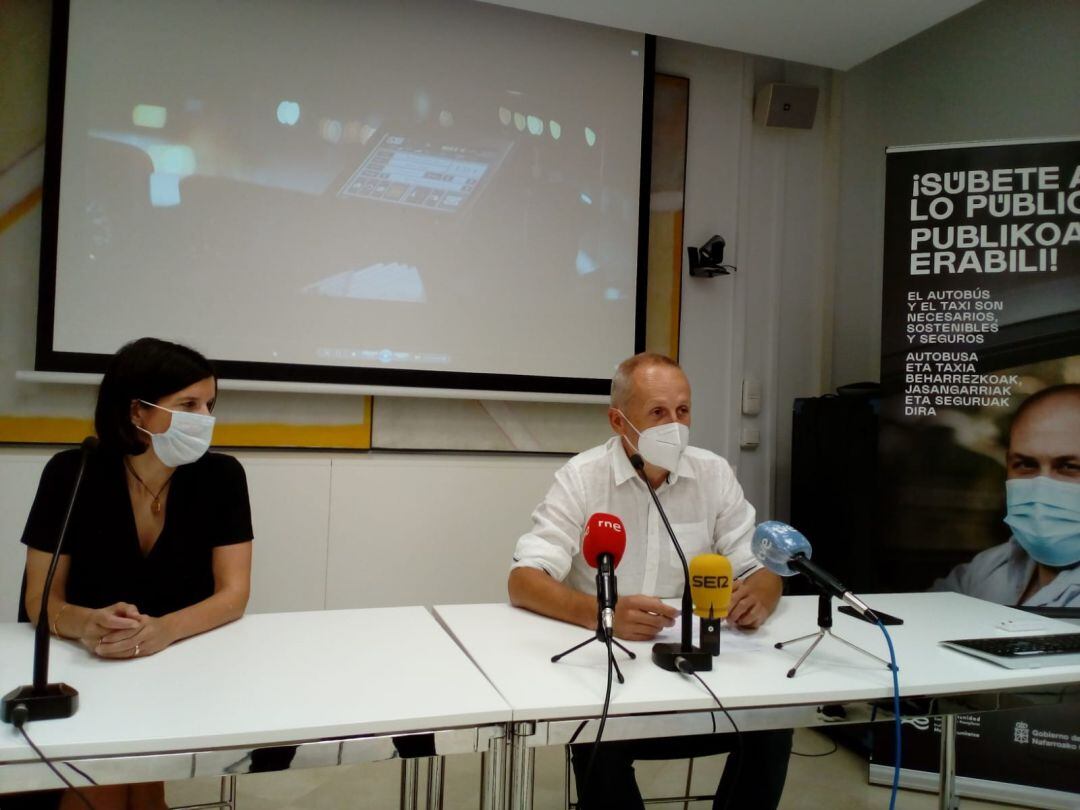 En Pamplona, la directora general de Transportes del Gobierno de Navarra, Berta Miranda, y el presidente de la Mancomunidad de la Comarca de Pamplona, David Campión, ofrecen una rueda de prensa para presentar la campaña de comunicación de transporte urbano comarcal y taxi 2020