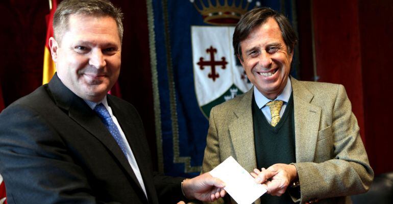 Ignacio García de Vinuesa, alcalde de Alcobendas junto con el representante de la empresa Oproler 