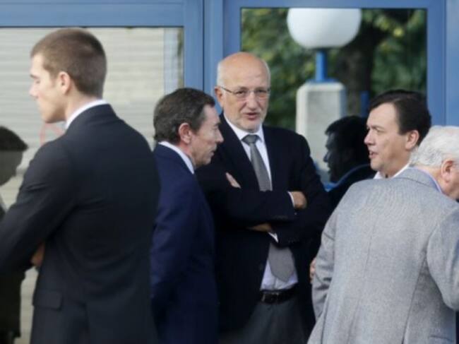 Familiares y amigos dan el último adiós a la viuda del expresidente de la extinta Caja de Ahorros del Mediterráneo (CAM) Vicente Sala, María del Carmen Matinez, asesinada a tiros este viernes en Alicante. En la imagen, el exconseller, Mario Flores, el pre