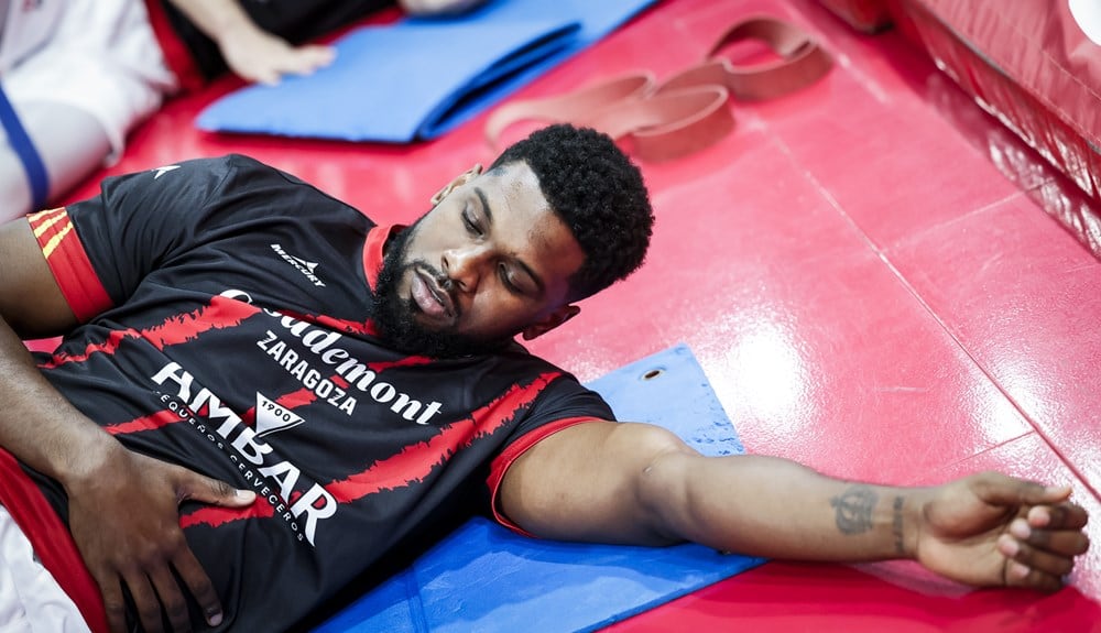 Yoanki Mencía calentando antes de jugar contra Brindisi