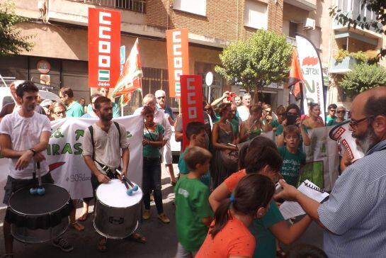 Los manifestantes han leído un manifiesto a las puertas de la Delegación de Educación