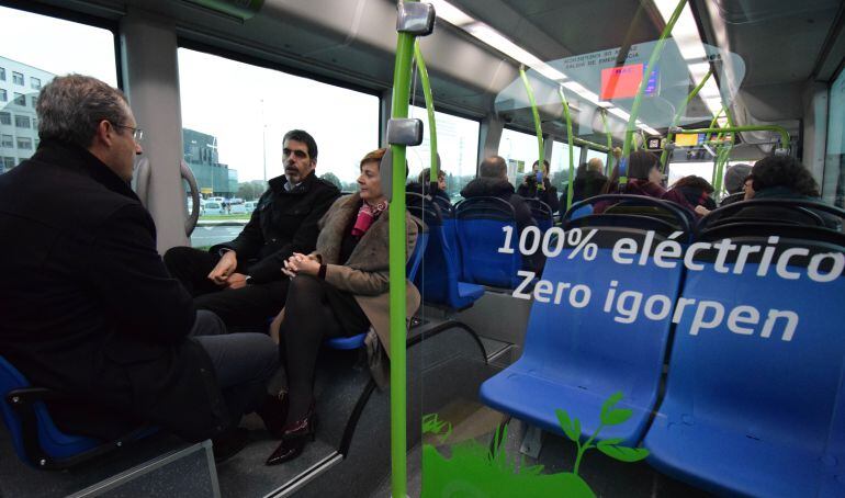 El diputado general de Gipuzkoa, Markel Olano, el alcalde de San Sebastián, Eneko Goia, y la consejera de Desarrollo Económico, Arantza Tapia, viajan en uno de los autobuses eléctricos de San Sebastián. 