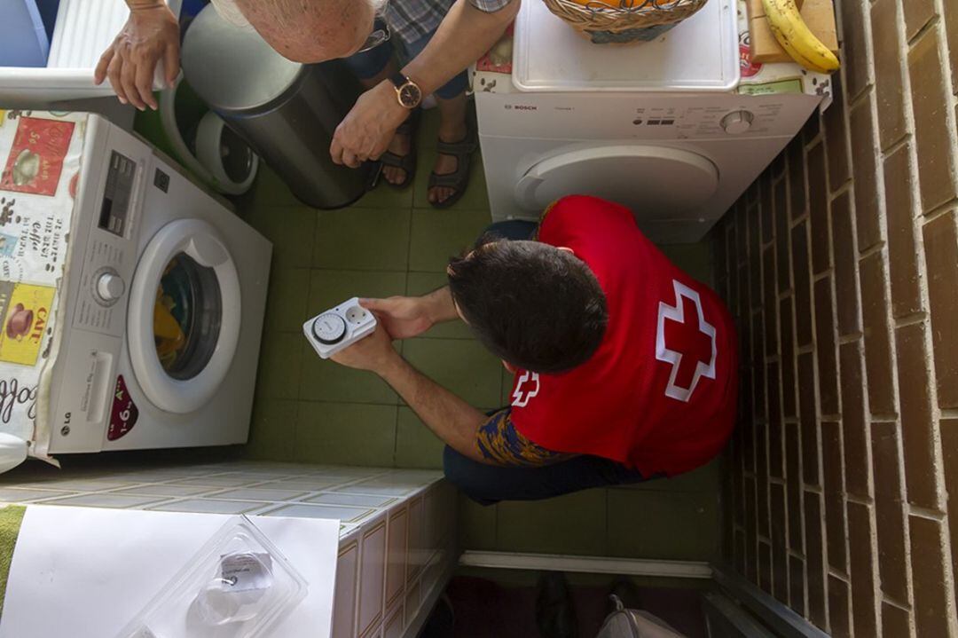 un técnico ayudando en un hogar