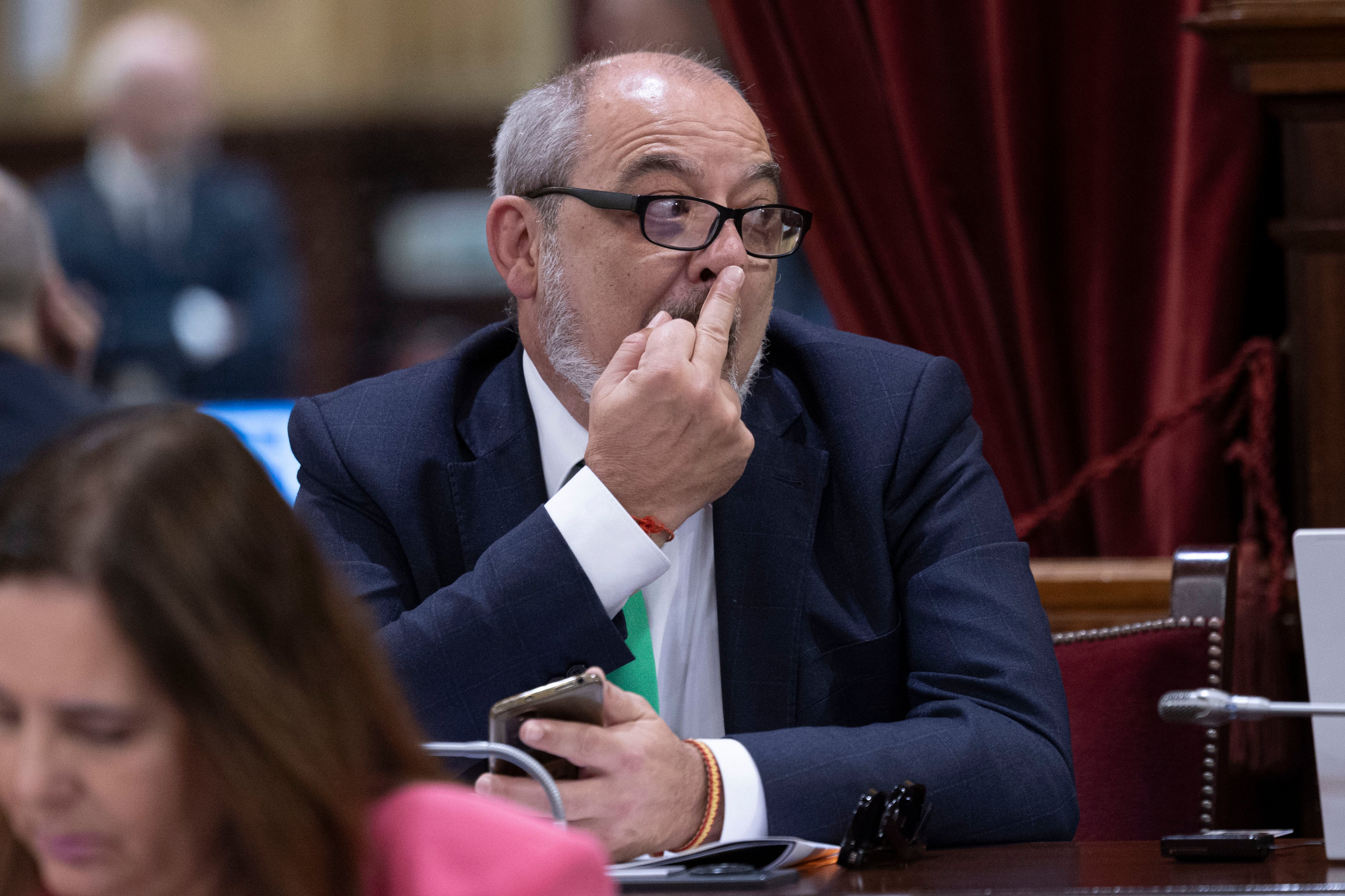 PALMA DE MALLORCA, 08/04/2025.-  Sergio Rodríguez, diputado de Vox durante el pleno del Parlamento balear, este martes. EFE/ Cati Cladera
