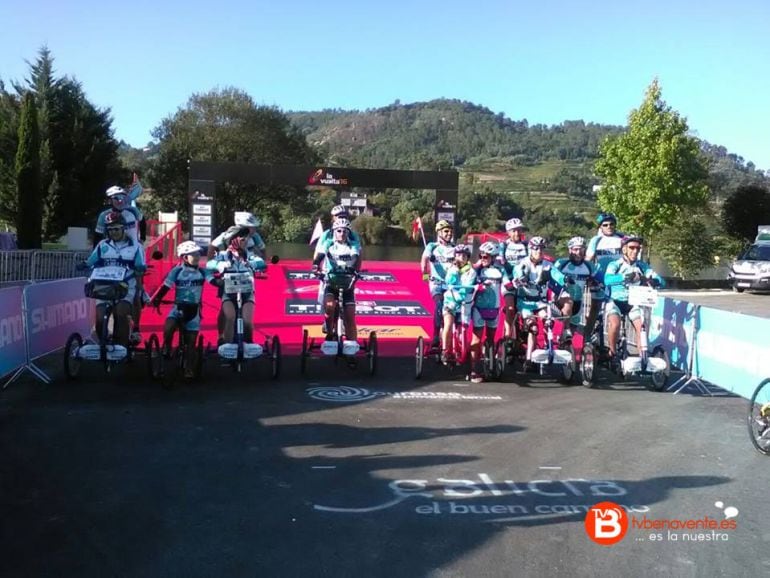 El Equipo Discamino antes de la crono por equipos de Ourense