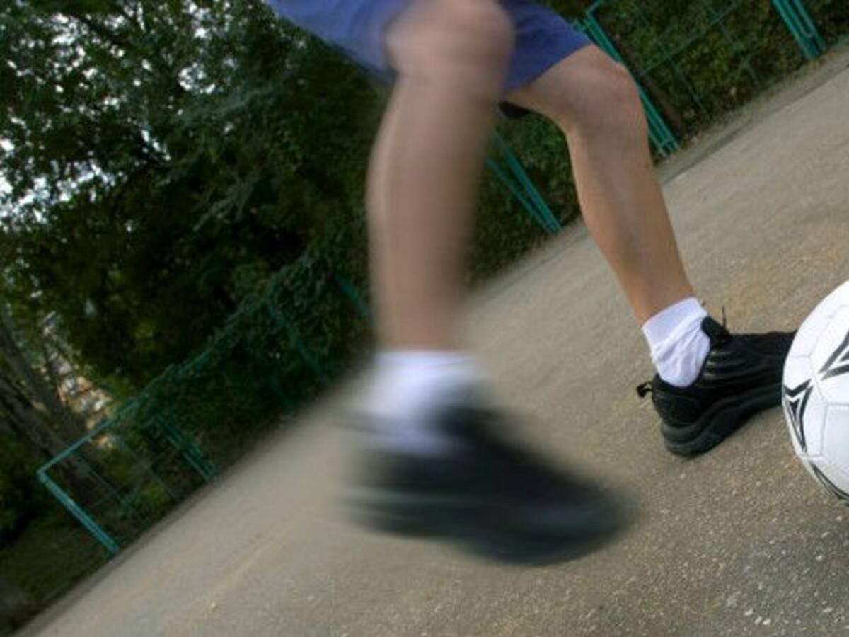 Colau quiere revisar las multas por jugar a fútbol en la calle